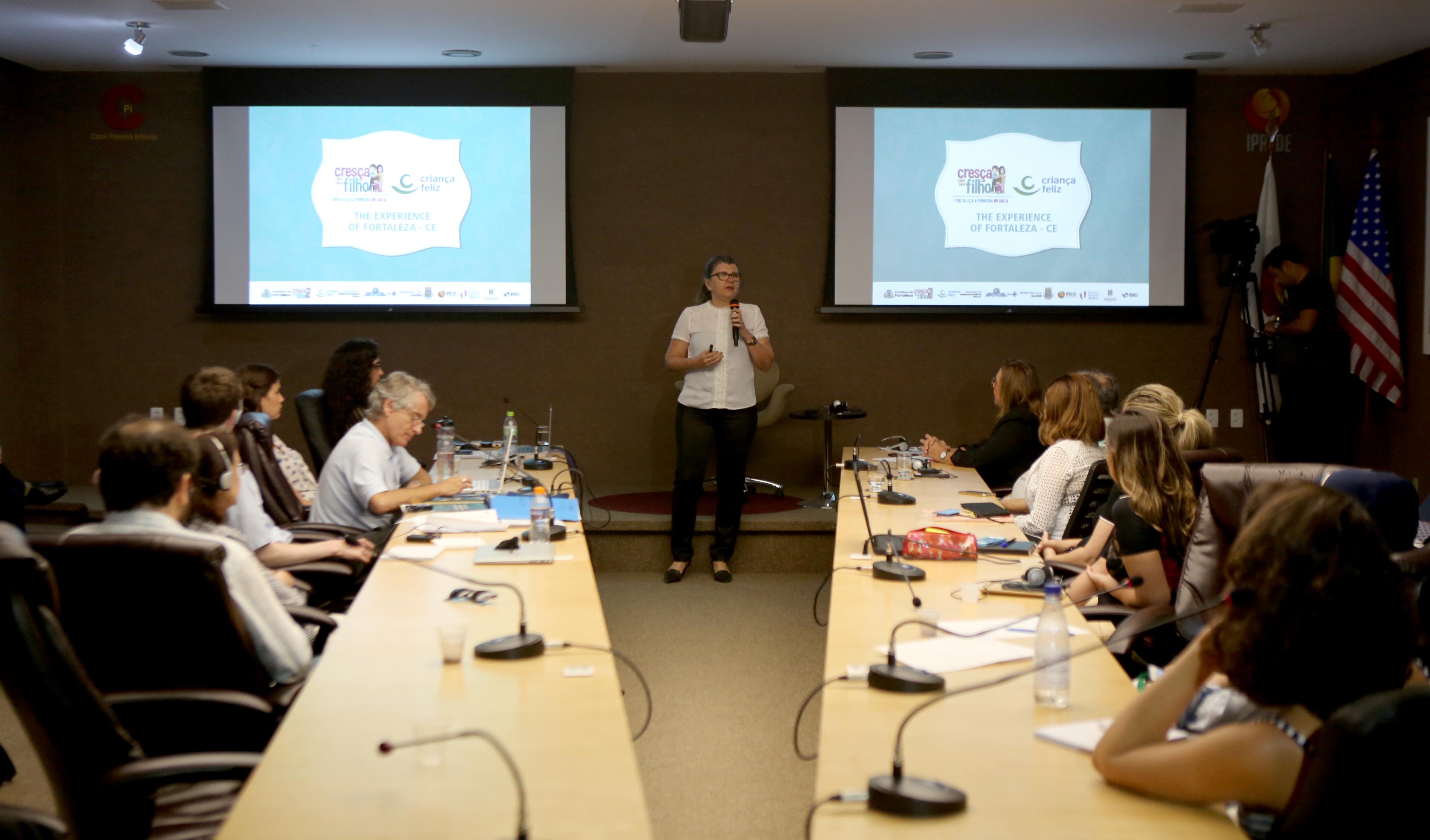 Mesa com participantes do curso Curso Colaborativo Harvard-Brasil em saúde pública